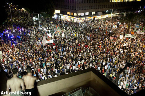 Protesters march From Rothsild tent city to Tel Aviv museum for social Justice, 30/7/2011.