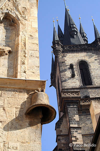 Casa de la Campana de Piedra y Torre de la iglesia del Tyn. © Paco Bellido, 2005
