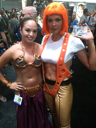 Cosplay queen Adrianne Curry as Leeloo from Fifth Element with Slave Leia