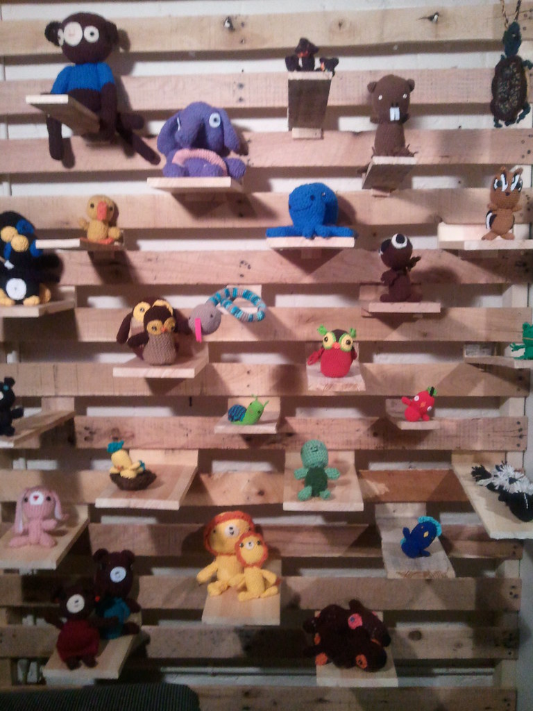 Amigurumi show at LOOK NOOK! With handmade slat pallet splalletwall™ by Madam Chino
