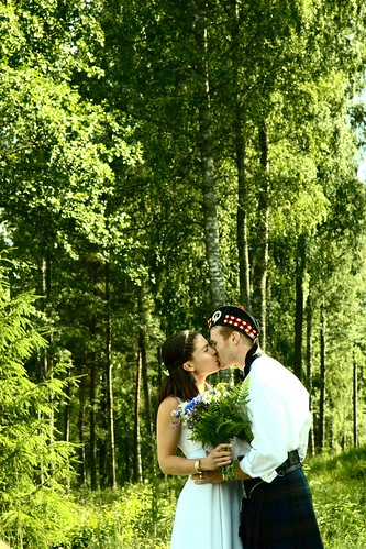 wed in a forest To decorate the wedding venue with a forest theme 