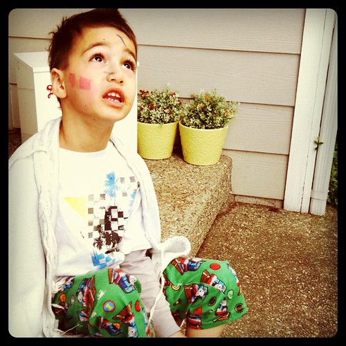 Kainoa decided to decorate himself for his birthday today. Nice.