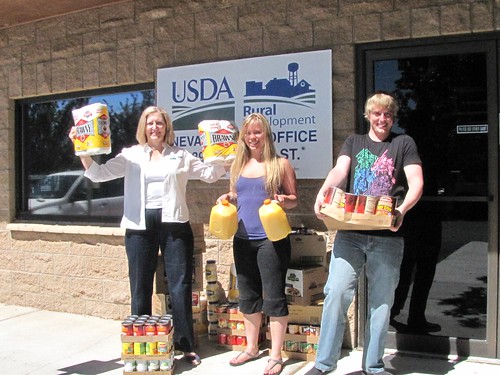 RD State Director Sarah Adler and her children, Meredith and Ben, with their donation for the “Feds Feed Families” Food Drive.)