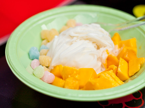 Snö ice with mangoes and mochi