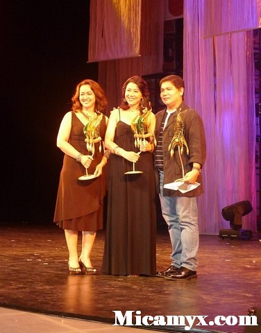 Shamaine Buencamino, Racquel Villavicencio and Jim Pebangco with their balanghay trophies: Well-deserved