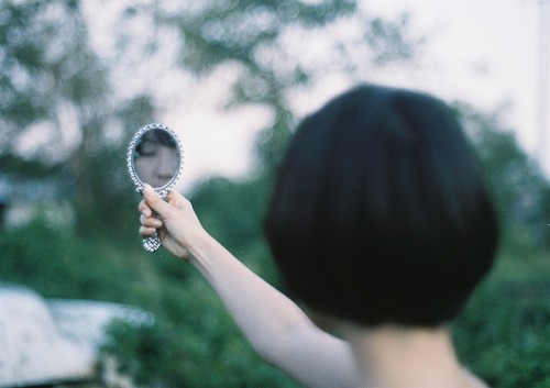 フリー写真素材|人物|女性|アジア女性|鏡・ミラー|後ろ姿|ショートヘア|
