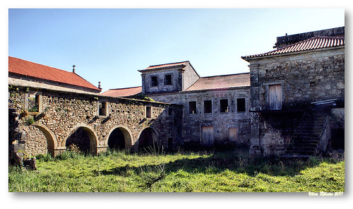 Ruínas das antigas dependências do Mosteiro de Longos Vales by VRfoto