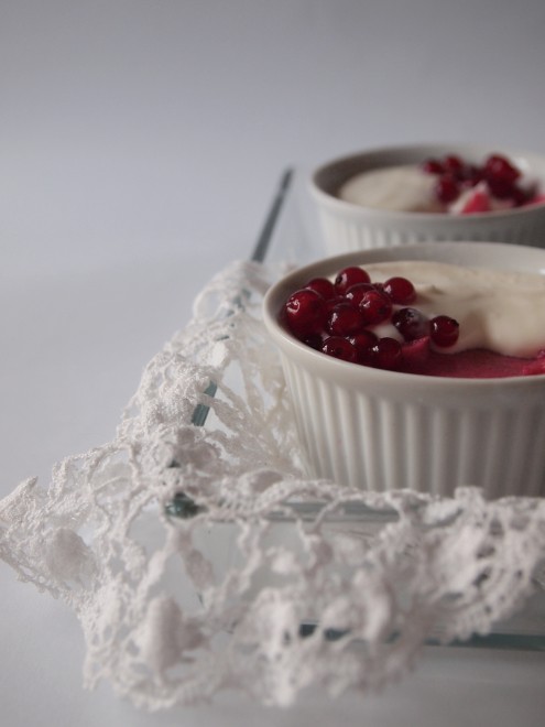 Currants Mousse with Cream