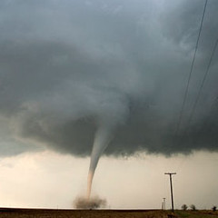 出現在堪薩斯州(kansas )的龍捲風。圖片節錄自：英國衛報報導 / Eric Nguyen/Corbis攝影。