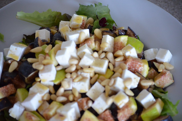 salad with figs, feta and pine nuts