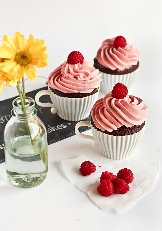 raspberry_devil_cupcakes-5