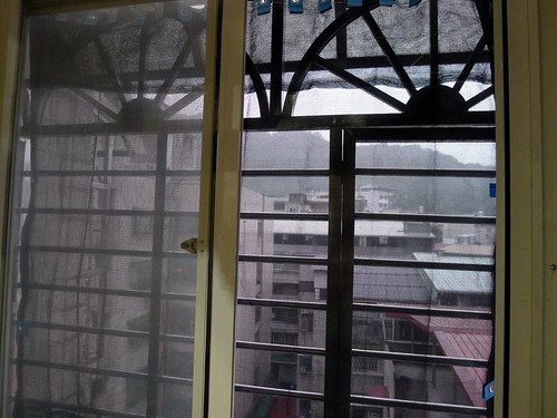 陽台鐵窗架外加裝針織網隔絕陽光