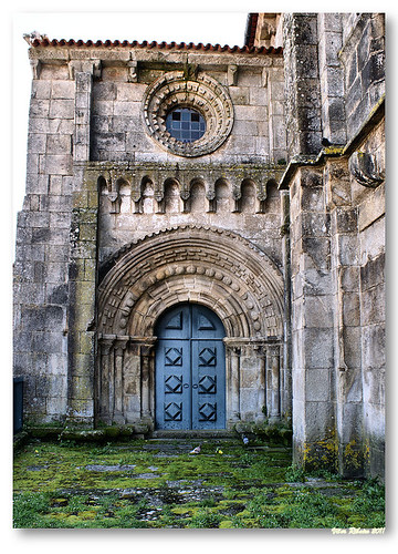Portal do braço Norte da igreja de Paderne by VRfoto