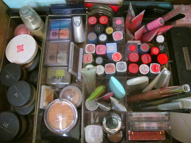 Organizing Vanity Dresser (21)