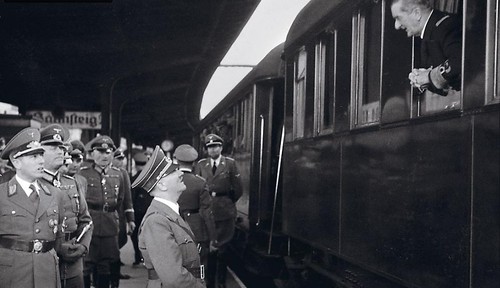 Adolf Hitler, en el anden, y el regente de Hungría, el almirante Miklos, charlan en la estación.