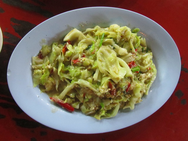 Galam blee pad kai (stir fried cabbage with egg)