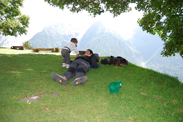 Teo y Pau jugando en los Alpes