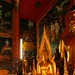 Altares cheios de estátuas de Buda e detalhes