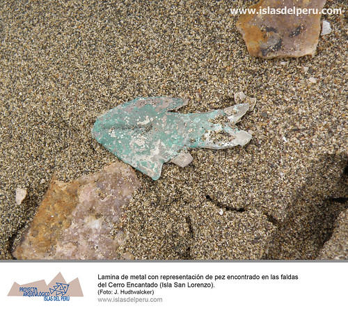 Lamina de metal con representación de pez encontrado en las faldas del Cerro Encantado (Isla San Lorenzo).