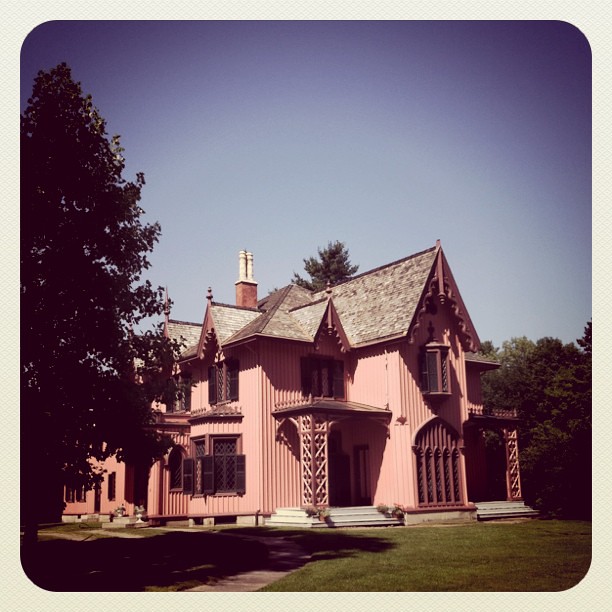 Day 7 : nice hilly ride through Woodstock, CT, by the pink house.