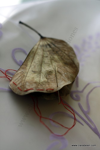 Manualidades: Decorar con hojas secas. Hoja con forma de mariposa (10)