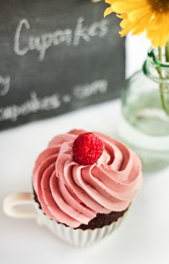 raspberry_devil_cupcakes-3