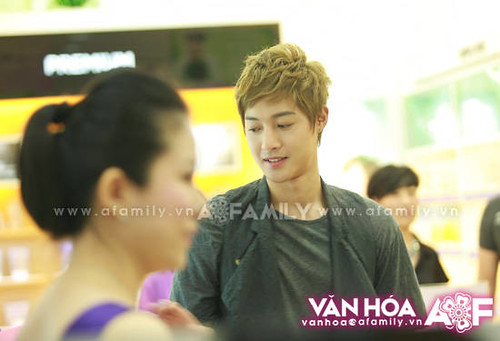 {Photo} Kim Hyun Joong at Vincom Center Plaza Ho Chi Minh City [110811]