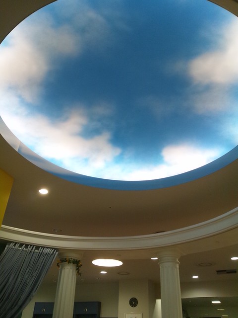 橋本図書館で見る青空の写真