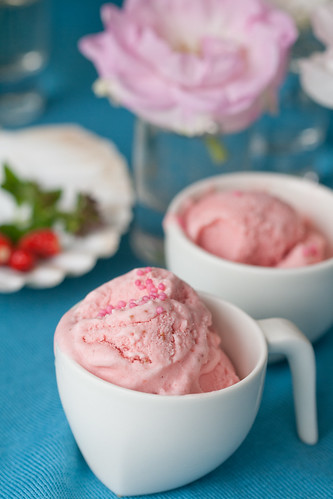 Strawberry and sour cream ice cream / Maasika-hapukoorejäätis