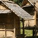 Casas elevadas de bambu trançado e palha