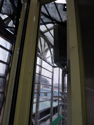 陽台鐵窗架外加裝針織網隔絕陽光