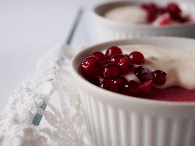 Currants Mousse with Cream