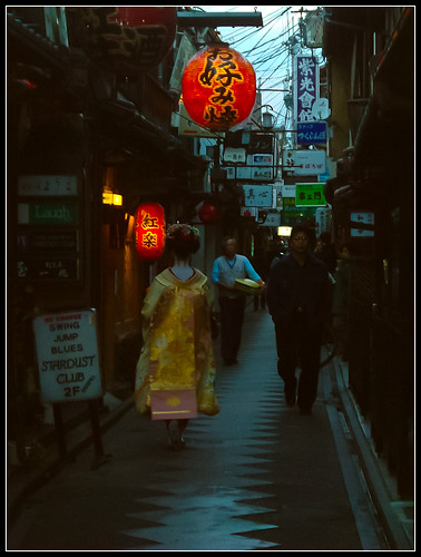 Maiko-chan strolling through Pontochō