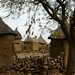 Muros de pedra e casas de barro