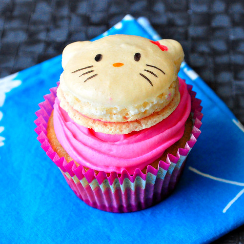Hello Kitty Macaron Cupcake 2