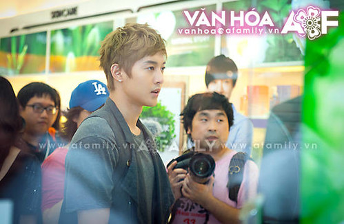 {Photo} Kim Hyun Joong at Vincom Center Plaza Ho Chi Minh City [110811]