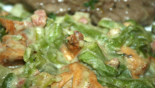 27 - Kartoffel-Pfifferling-Bohnenpfanne mit Lammkotelettes / Potatoe chanterelles bean stew with marinated lamb chops - CloseUp