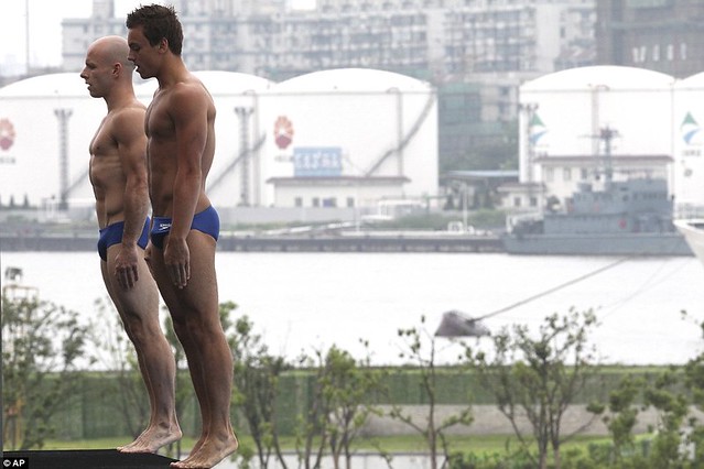 Tom Daley puts on a Shanghai spectacular in breathtaking display with diving partner  2