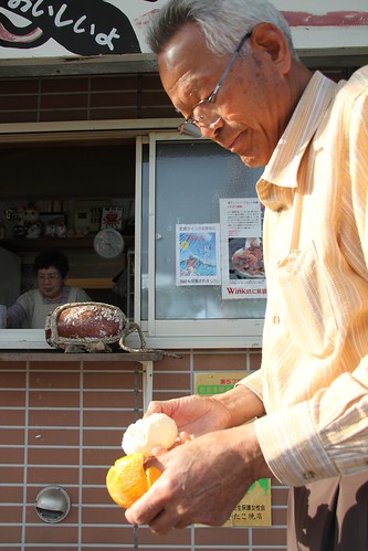 A grandpa peeled an amanatsu mikan 甘夏みかんをむいてくれたおじいちゃん