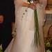 Ramo de novia formal, con tallos largos, con caídas sinuosas, composición muy moderna, aplicada al estilo de la novia en conjunto con el traje, efectos de fantasía.