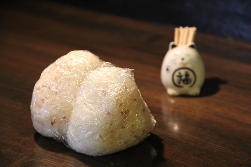 Onigiri rice valls from a kind restaurant owner in Osaka 大阪の優しい焼き肉やのおっちゃんが持たせてくれたおにぎり