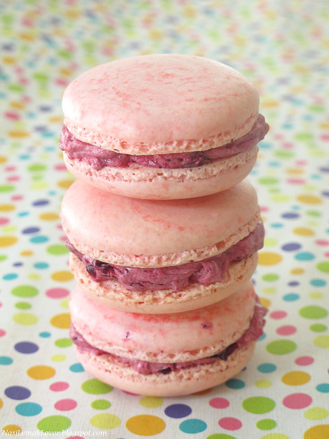 Macarons with Blueberry Compote Buttercream 