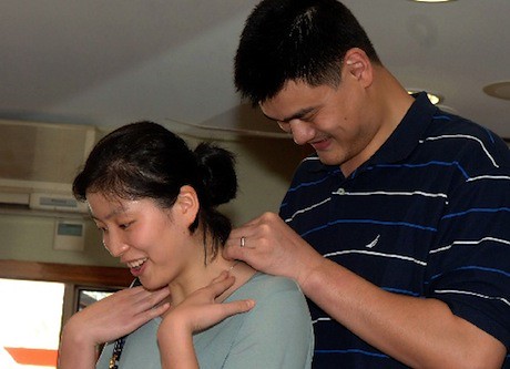 October 1st, 2011 - Yao Ming puts a necklace on his wife Ye Li in Broome, Australia while shopping