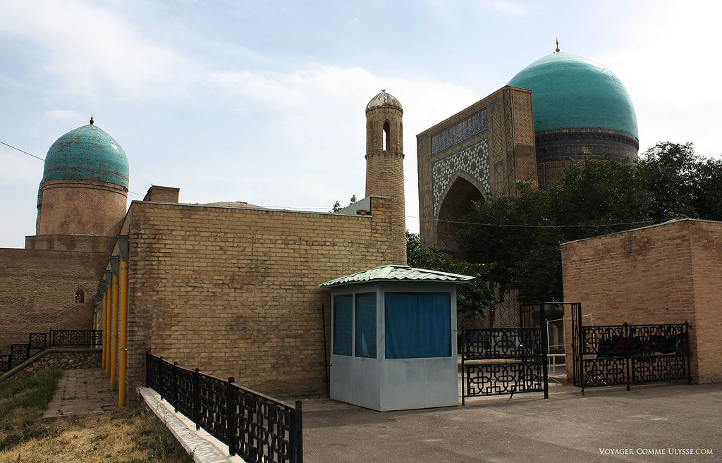 Entrada de Dorut Tilovat. À direita, a grande cúpula azul que dá o seu nome ao Kok Gumbaz.