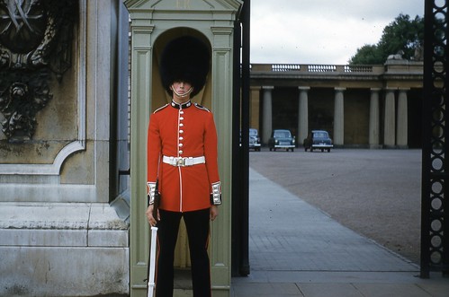 Guard Buckingham Palace
