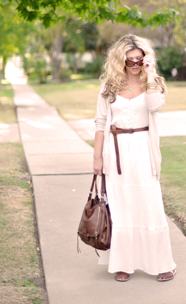 white maxi for fall with  bown accessoris and sjp big hair