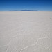 L'incredibile scenario bianco con al fondo il vulcano Tunupa (Salar de Uyuni)