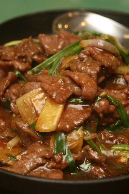 Stir-fried Beef with Ginger & Spring onions on Hotplate