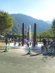あいかわ公園の噴水で水遊びの写真