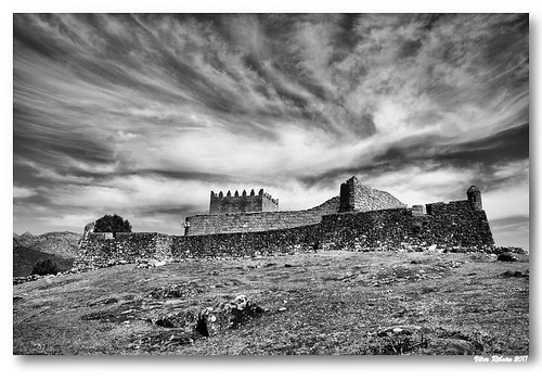 Castelo de Lindoso (b/w) by VRfoto